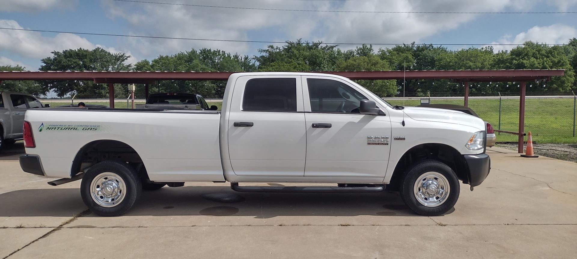 2017 White /Gray RAM 2500 TRADESMAN (3C6UR5H23HG) with an 5.7 engine, AUTOMATIC transmission, located at 17760 Hwy 62, Morris, OK, 74445, (918) 733-4887, 35.609104, -95.877060 - 2017 DODGE RAM 2500 HAS THE 5.7L ENGINE WITH A 8ft BED AND IS 4WD IT ALSO HAS TOW HOOKS. FEATURES POWER LOCKS, POWER WINDOWS, HAS AM/FM RADIO, AUXILLARY PORT, USB PORT, CRUISE CONTROL, MULTI-FUNCTION STEERING WHEEL CONTROLS, HAS 2 STORAGE COMPARTMENTS AND HAS A BACKUP CAMERA. EQUIPPED WITH A BI-FUE - Photo#5